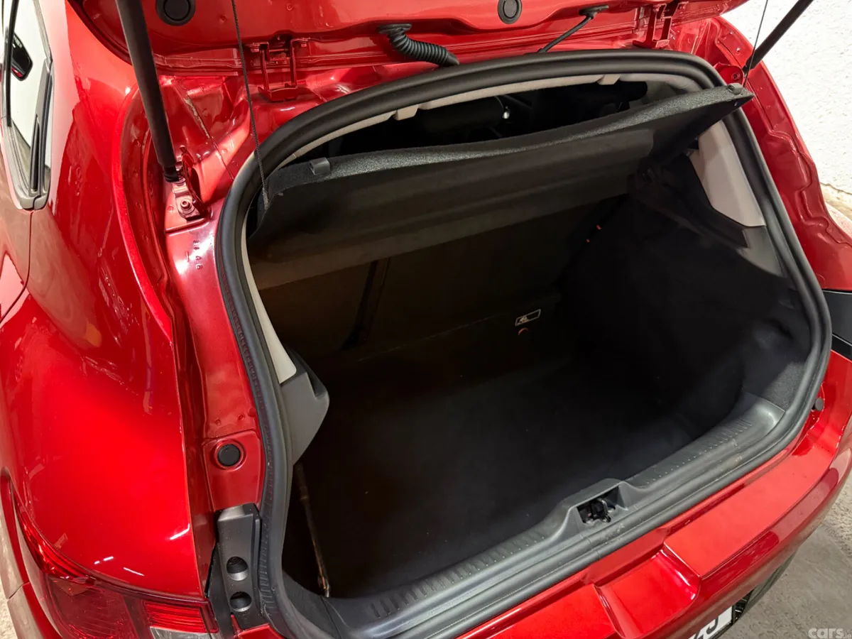 Renault Clio Hatchback, Petrol, 2015, Red