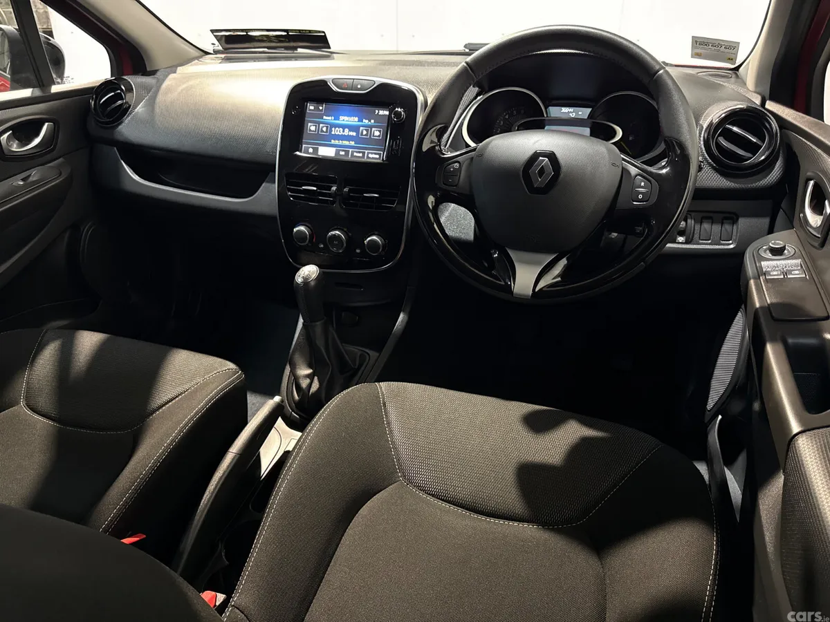 Renault Clio Hatchback, Petrol, 2015, Red