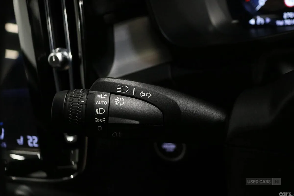 Volvo XC40 SUV, Petrol Hybrid, 2023, Black