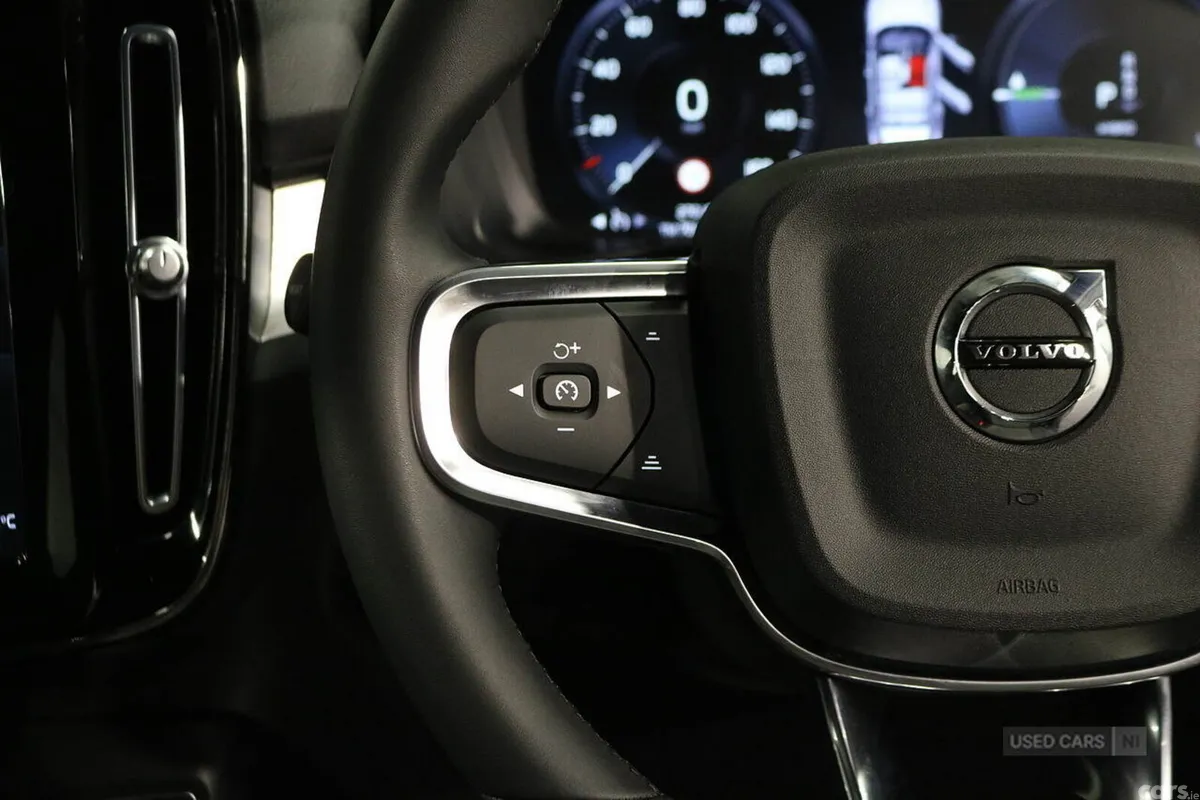 Volvo XC40 SUV, Petrol Hybrid, 2023, Black