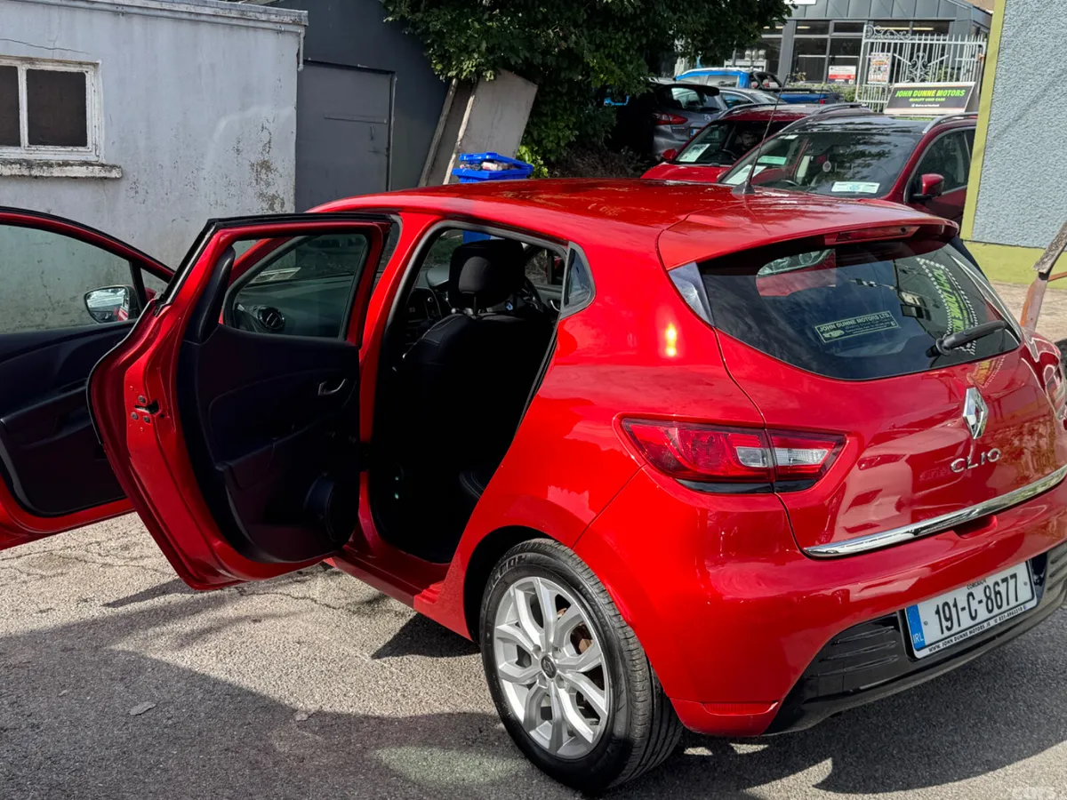 Renault Clio Hatchback, Petrol, 2019, Red