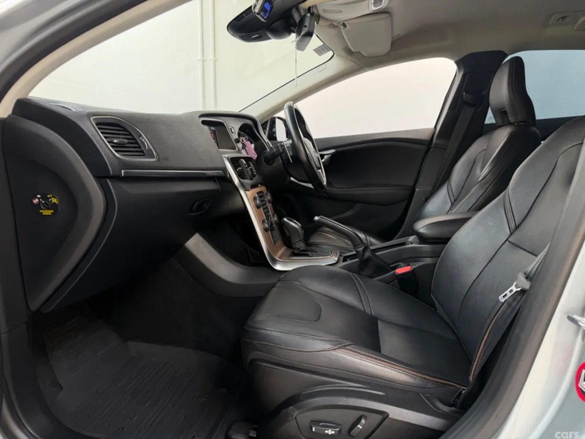 Volvo V40 Hatchback, Diesel, 2016, Silver