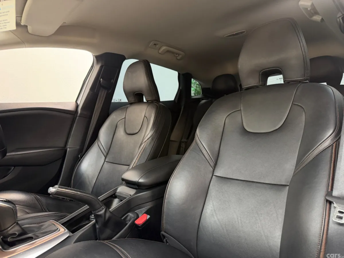 Volvo V40 Hatchback, Diesel, 2016, Silver