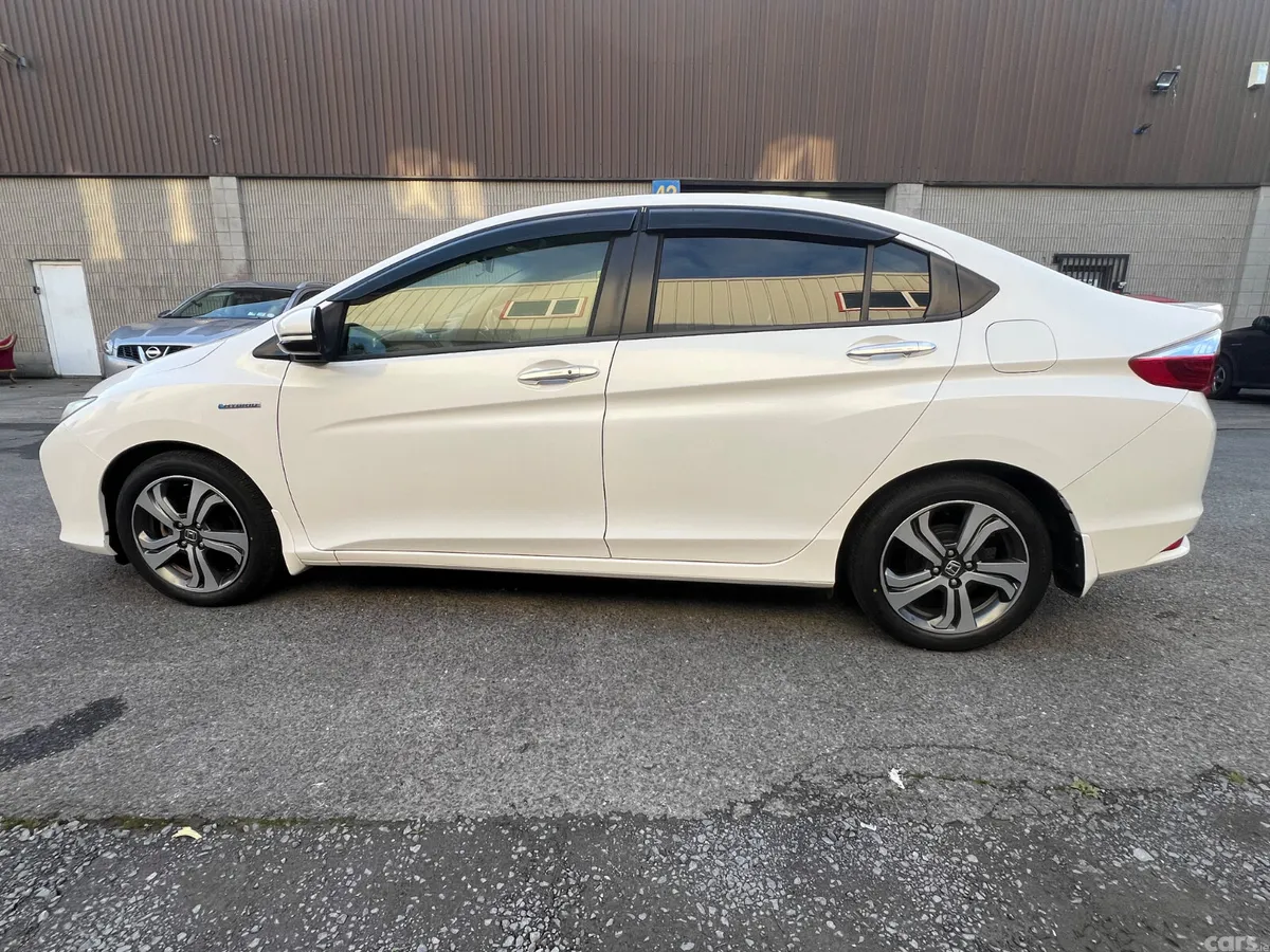 Honda Grace Saloon, Petrol Hybrid, 2015, White