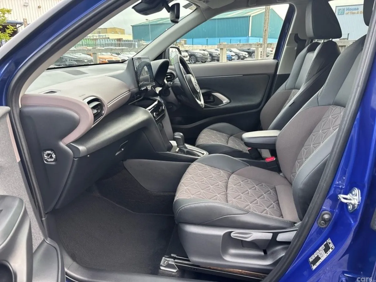 Toyota Yaris Cross Hatchback, Petrol Hybrid, 2022, Blue