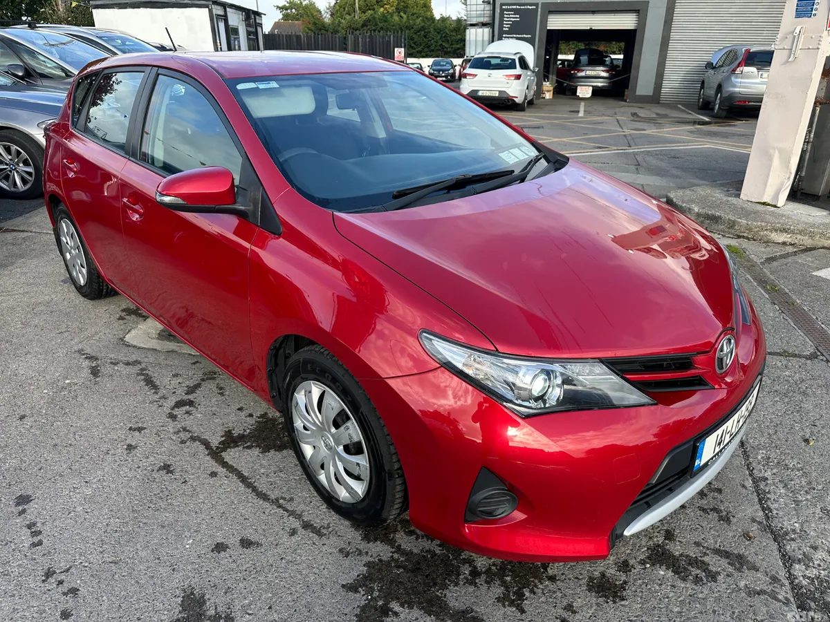 Toyota Auris Hatchback, Diesel, 2014, Red
