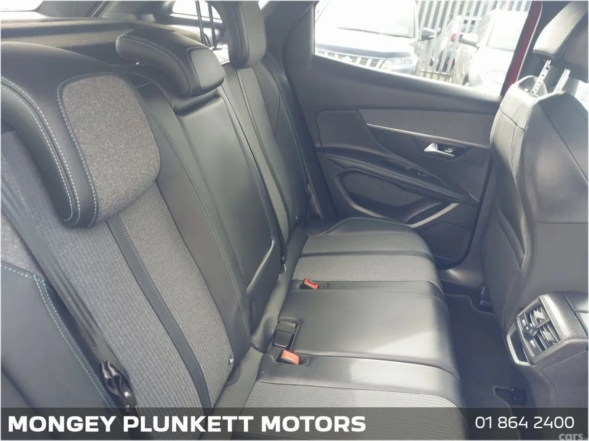 Peugeot 3008 MPV, Petrol, 2023, Red