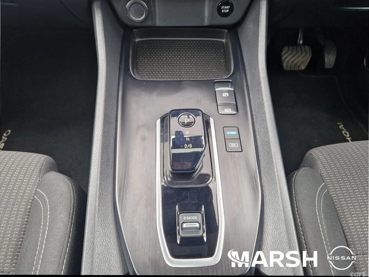 Nissan Qashqai MPV, Petrol Hybrid, 2023, Red
