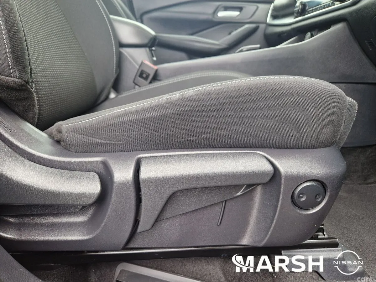 Nissan Qashqai MPV, Petrol Hybrid, 2023, Red