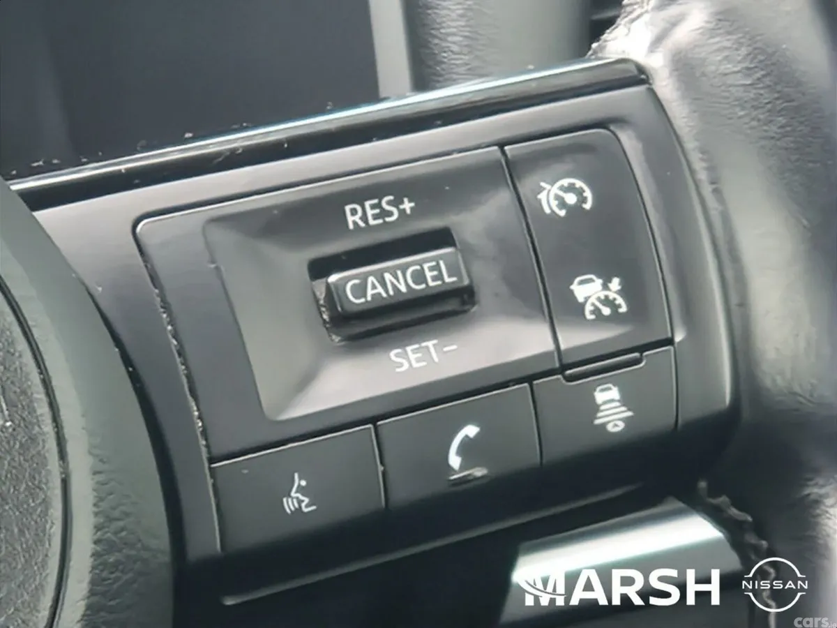 Nissan Qashqai MPV, Petrol, 2023, Red
