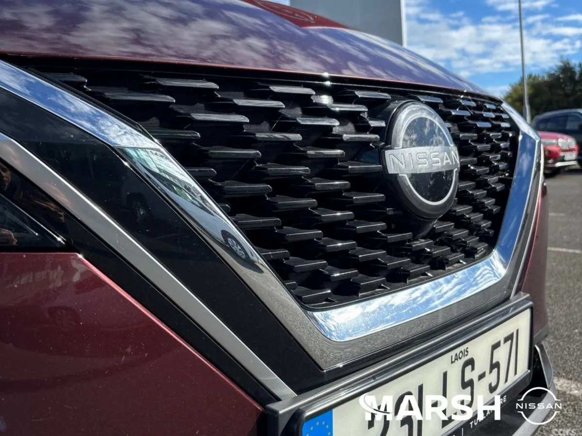 Nissan Qashqai MPV, Petrol, 2023, Red