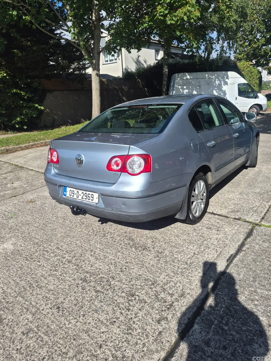 Volkswagen Passat Saloon, Diesel, 2009, Blue