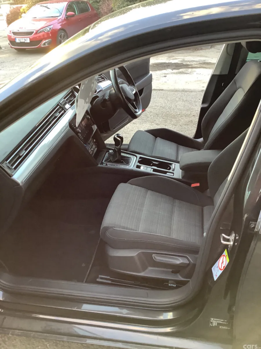 Volkswagen Passat Saloon, Diesel, 2022, Grey