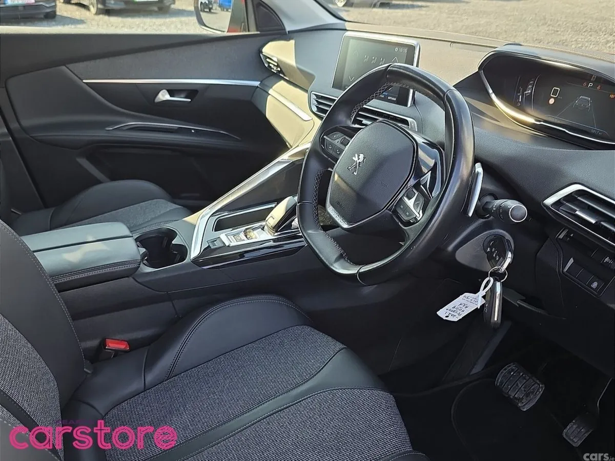 Peugeot 5008 MPV, Diesel, 2020, Red