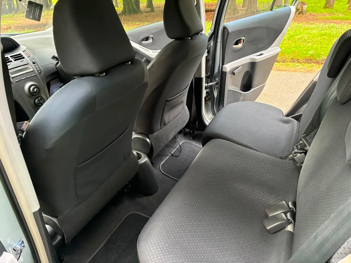 Toyota Yaris Hatchback, Petrol, 2010, Silver
