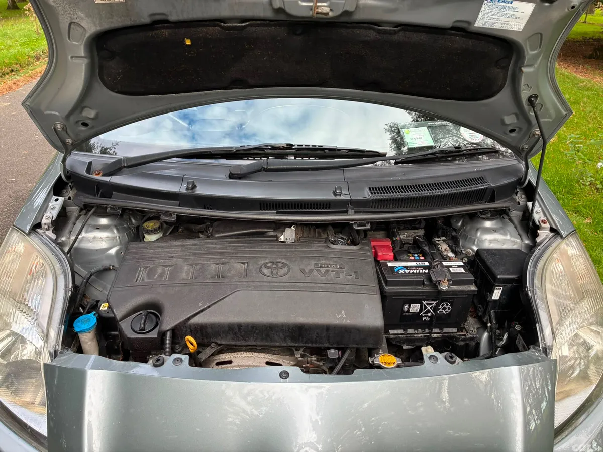 Toyota Yaris Hatchback, Petrol, 2010, Silver