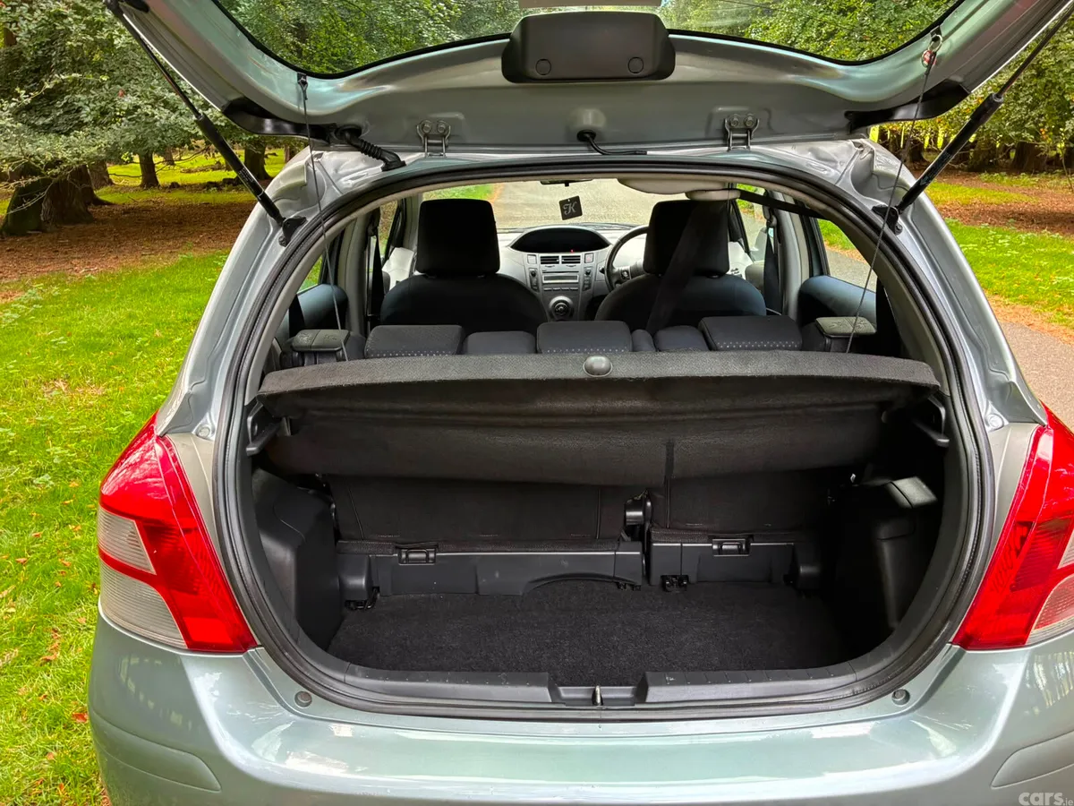 Toyota Yaris Hatchback, Petrol, 2010, Silver