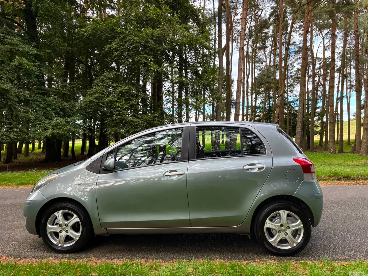 Toyota Yaris Hatchback, Petrol, 2010, Silver