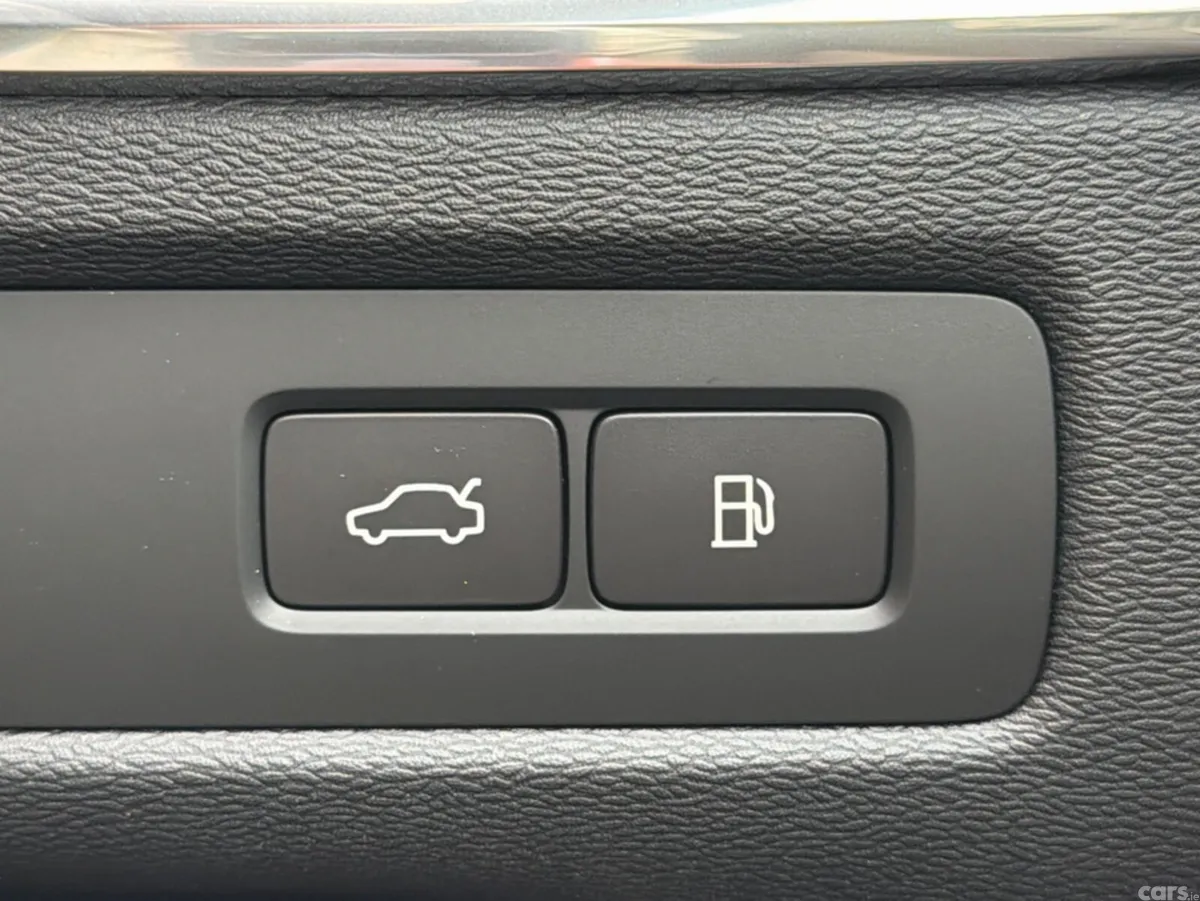 Volvo XC60 SUV, Petrol Plug-in Hybrid, 2026, Blue