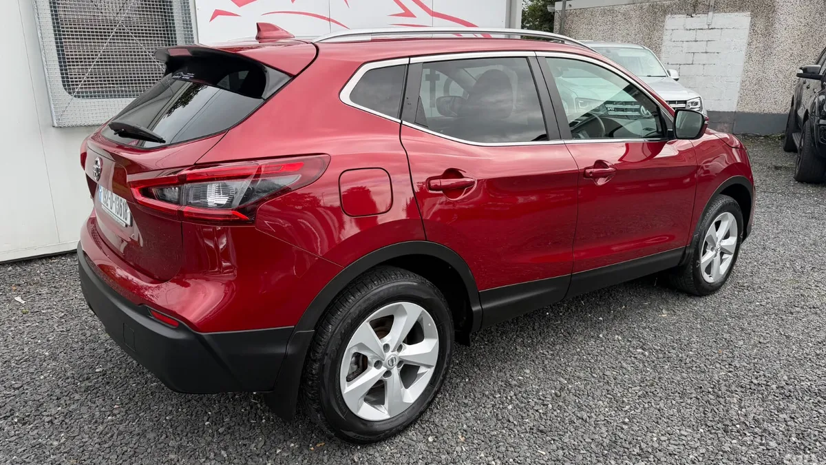 Nissan Qashqai MPV, Petrol, 2019, Red