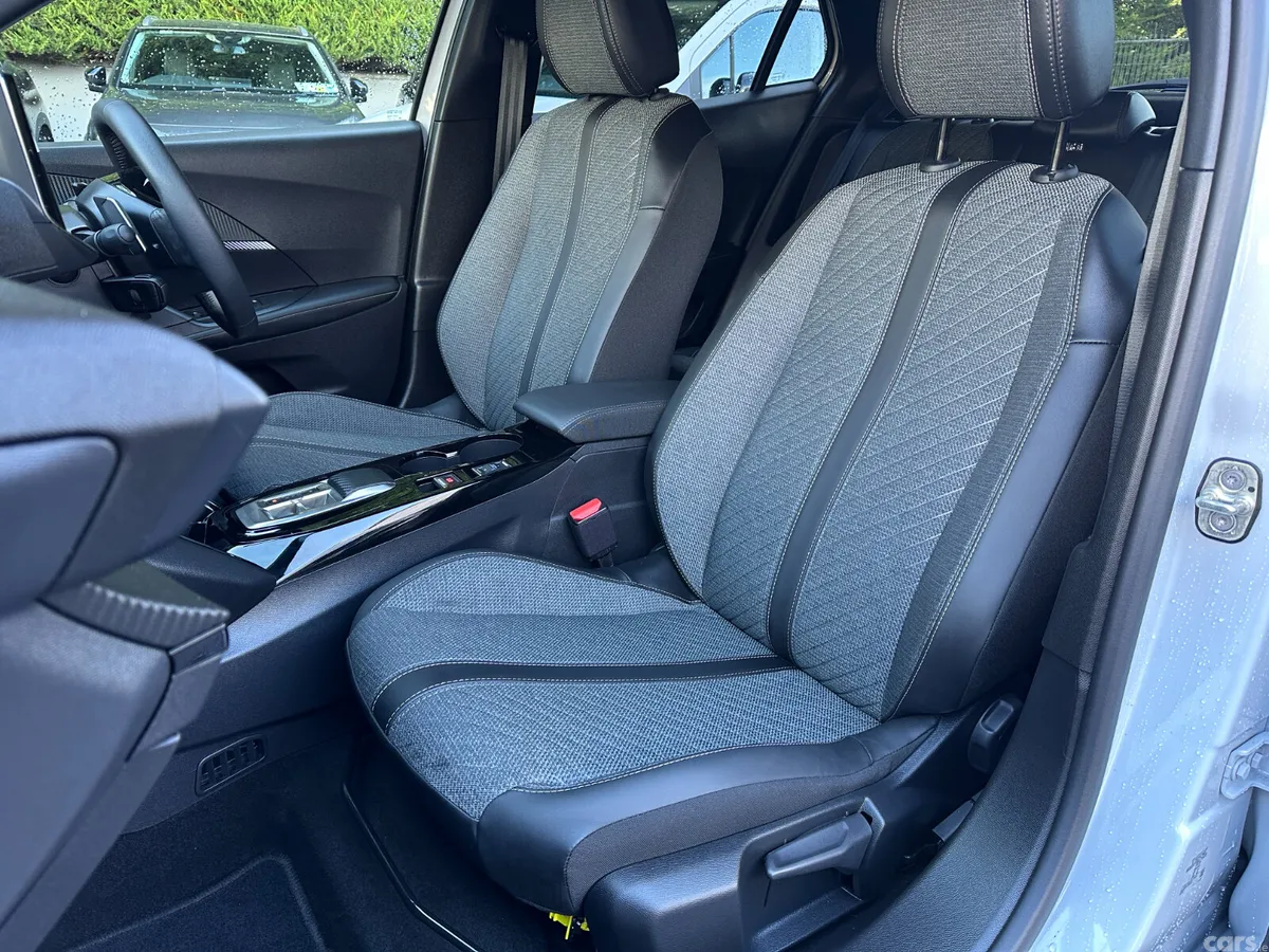 Peugeot 2008 MPV, Petrol, 2026, White