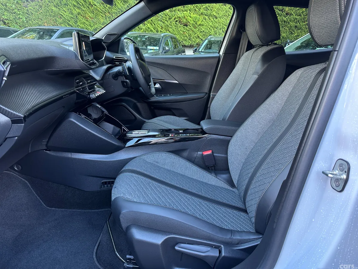 Peugeot 2008 MPV, Petrol, 2026, White