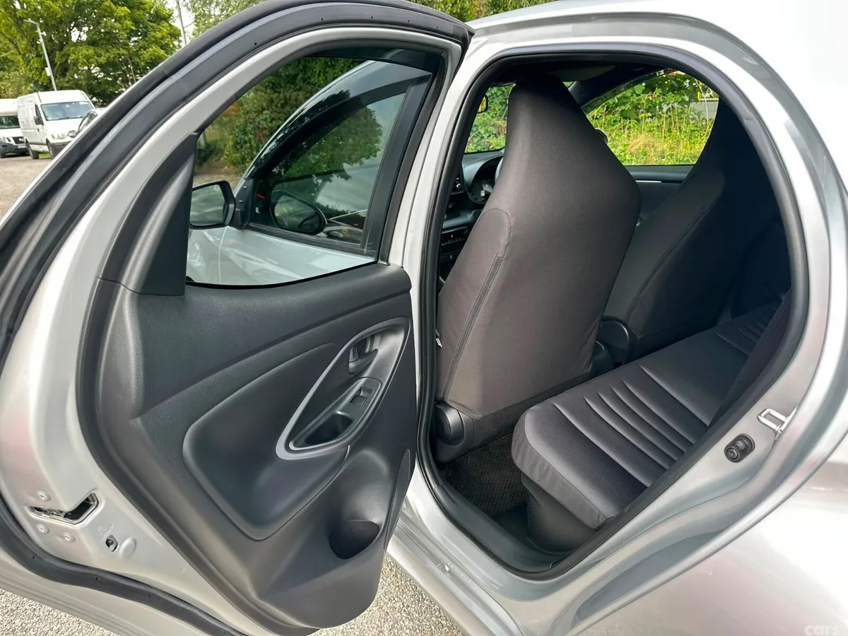Toyota Yaris Hatchback, Petrol Hybrid, 2020, Silver