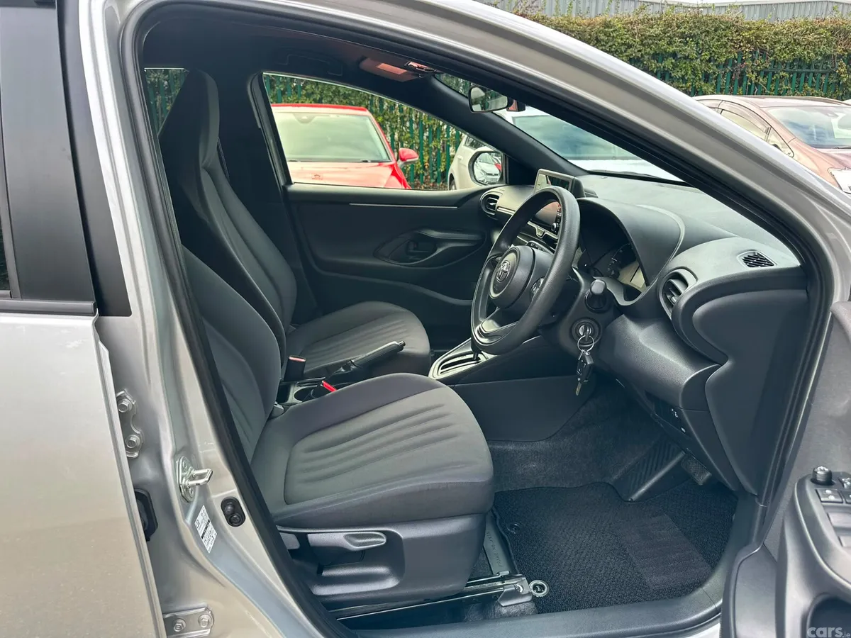 Toyota Yaris Hatchback, Petrol Hybrid, 2020, Silver