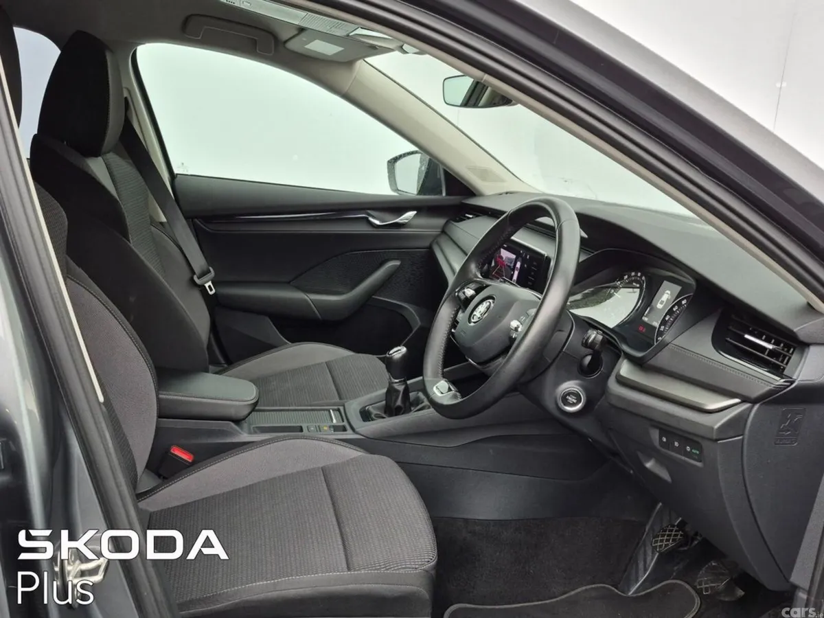 Skoda Octavia Saloon, Diesel, 2024, Grey