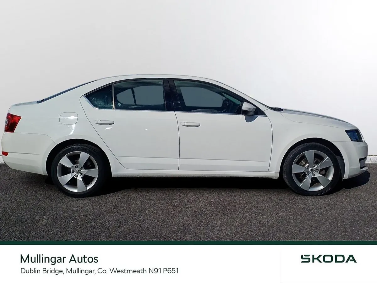 Skoda Octavia Saloon, Diesel, 2016, White