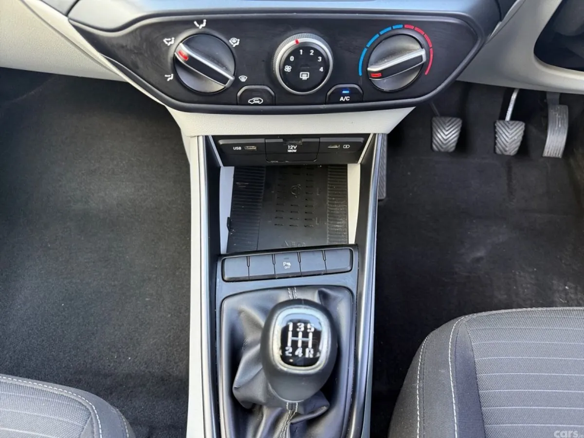 Hyundai i20 Hatchback, Petrol, 2023, Blue