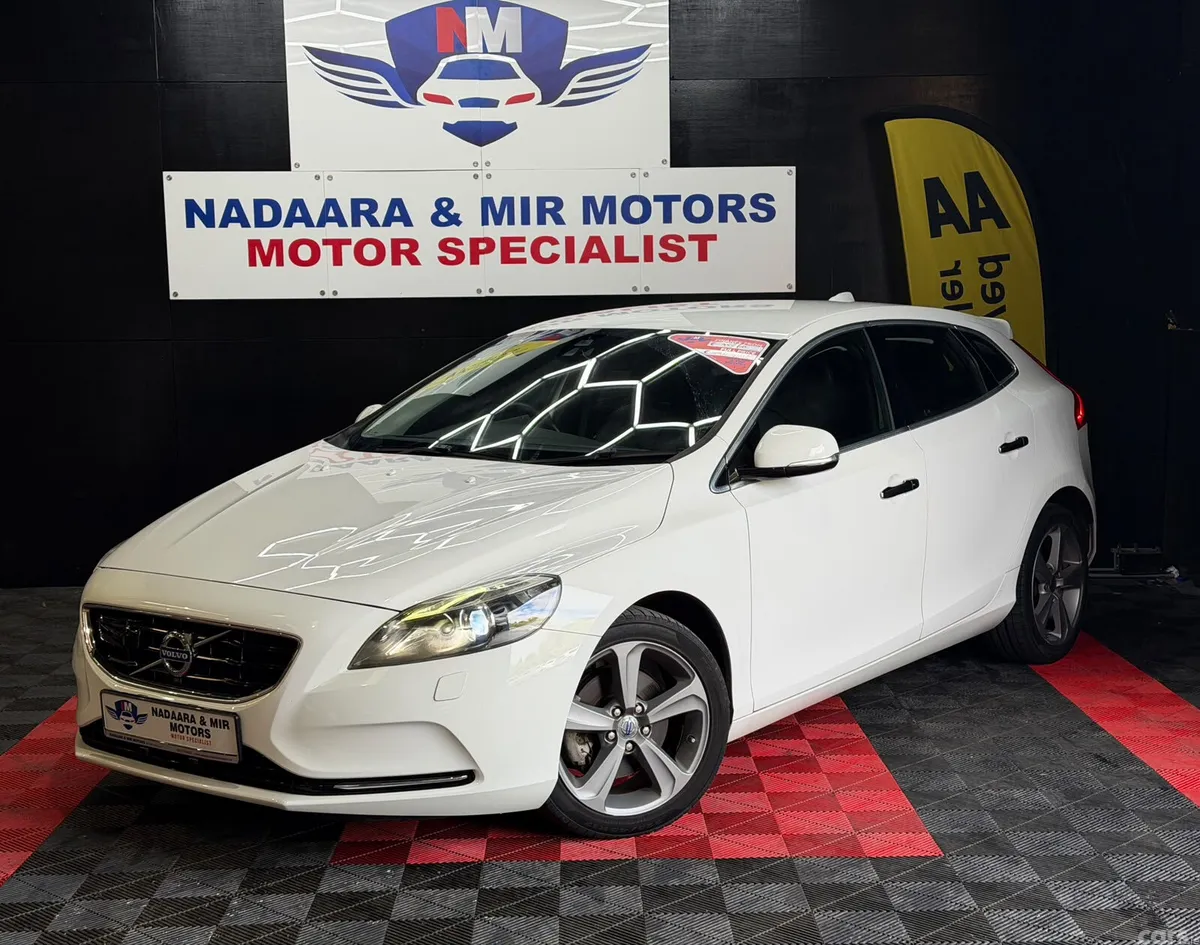 Volvo V40 Hatchback, Petrol, 2015, White