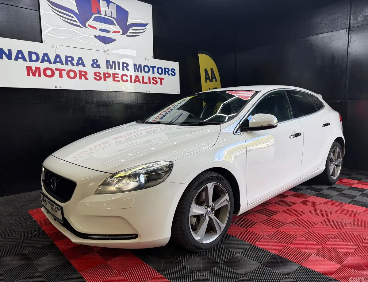 Volvo V40 Hatchback, Petrol, 2015, White