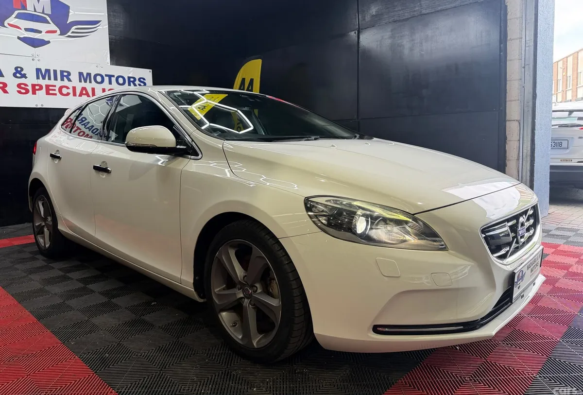 Volvo V40 Hatchback, Petrol, 2015, White
