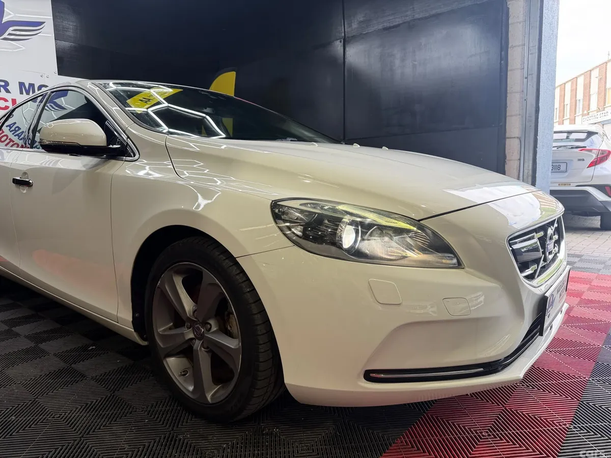 Volvo V40 Hatchback, Petrol, 2015, White