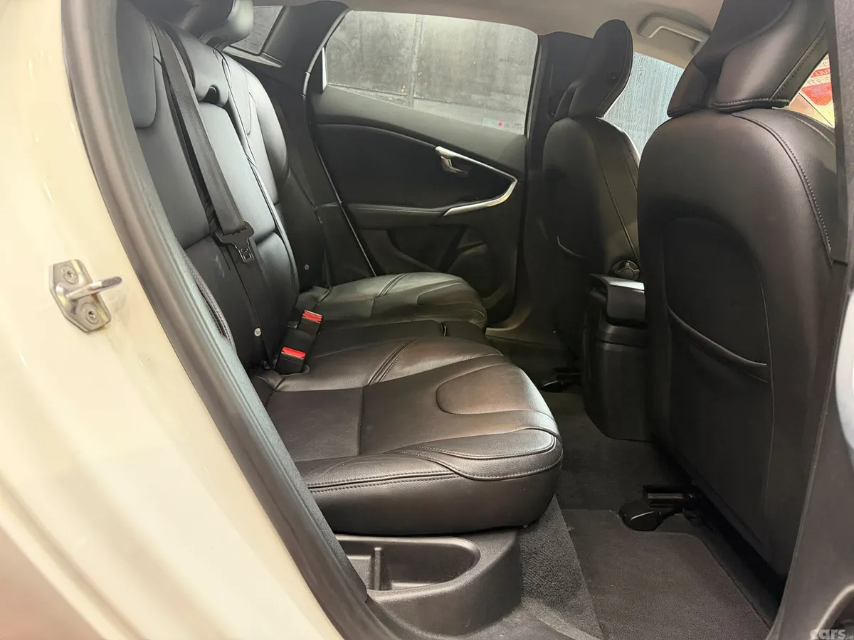 Volvo V40 Hatchback, Petrol, 2015, White