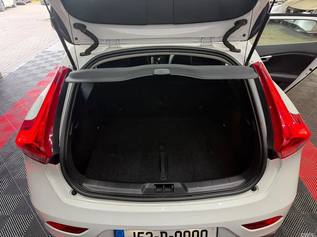Volvo V40 Hatchback, Petrol, 2015, White