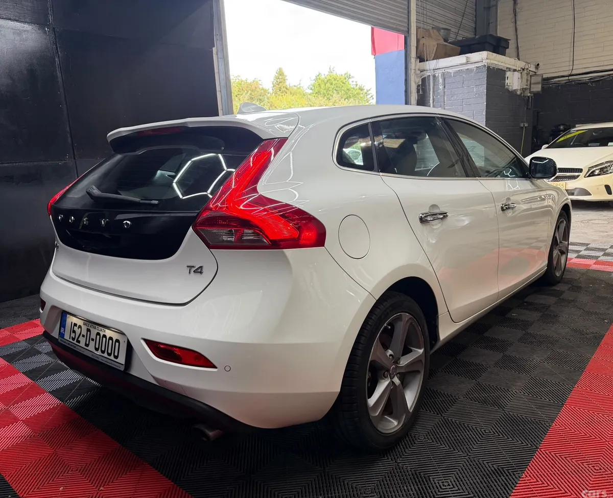 Volvo V40 Hatchback, Petrol, 2015, White