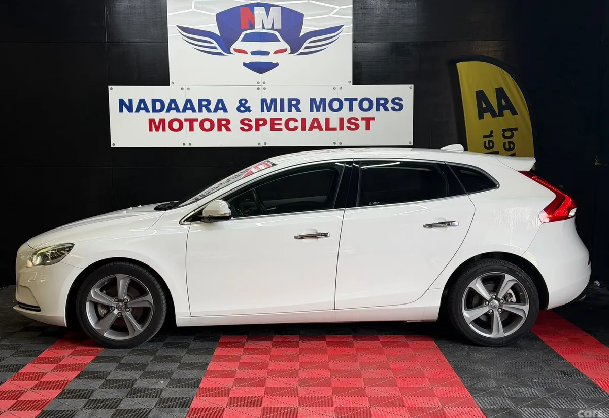 Volvo V40 Hatchback, Petrol, 2015, White
