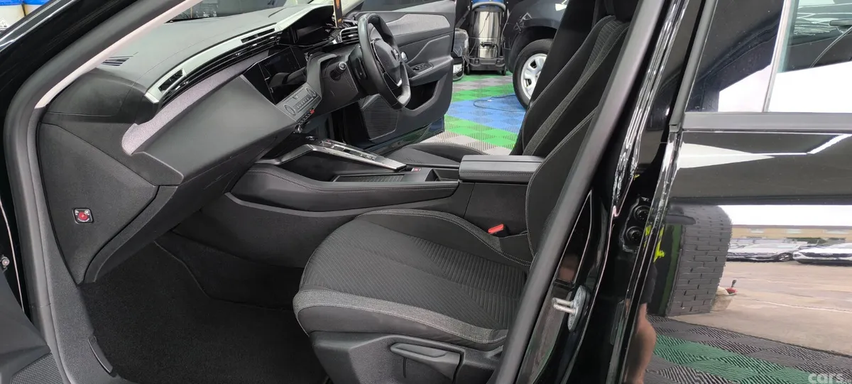 Peugeot 308 Hatchback, Diesel, 2022, Black