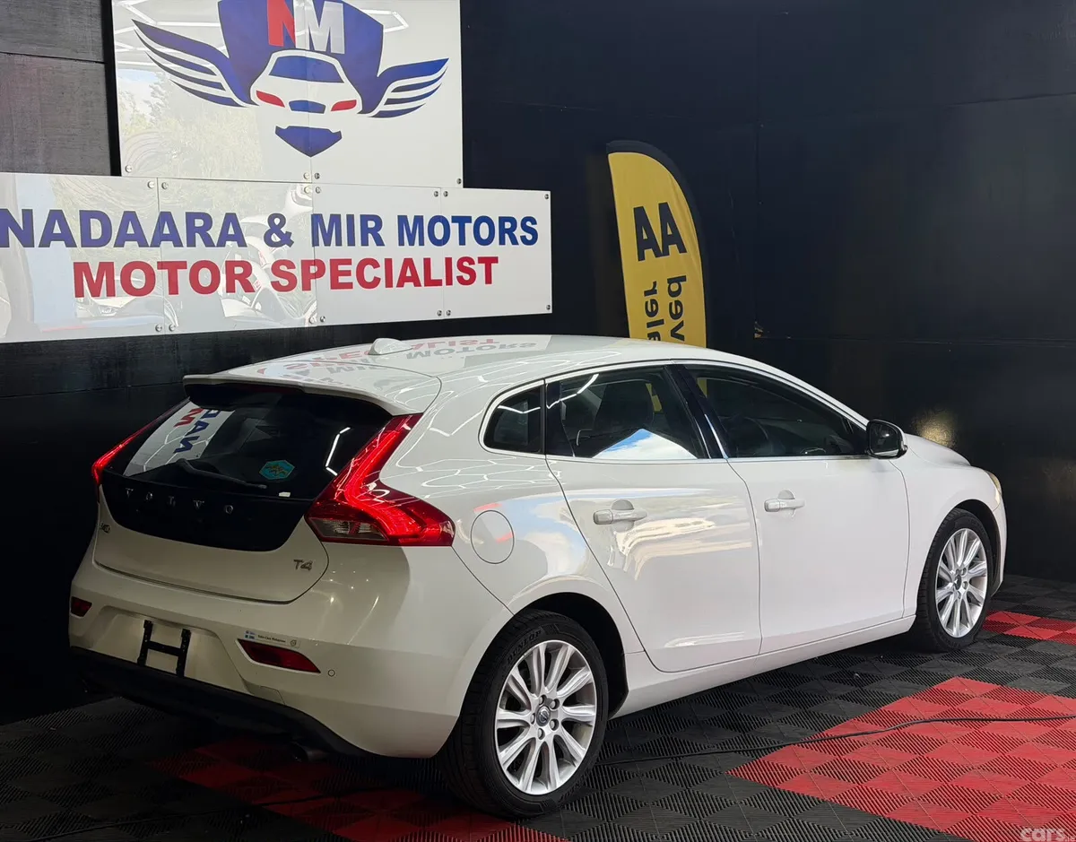 Volvo V40 Hatchback, Petrol, 2015, White