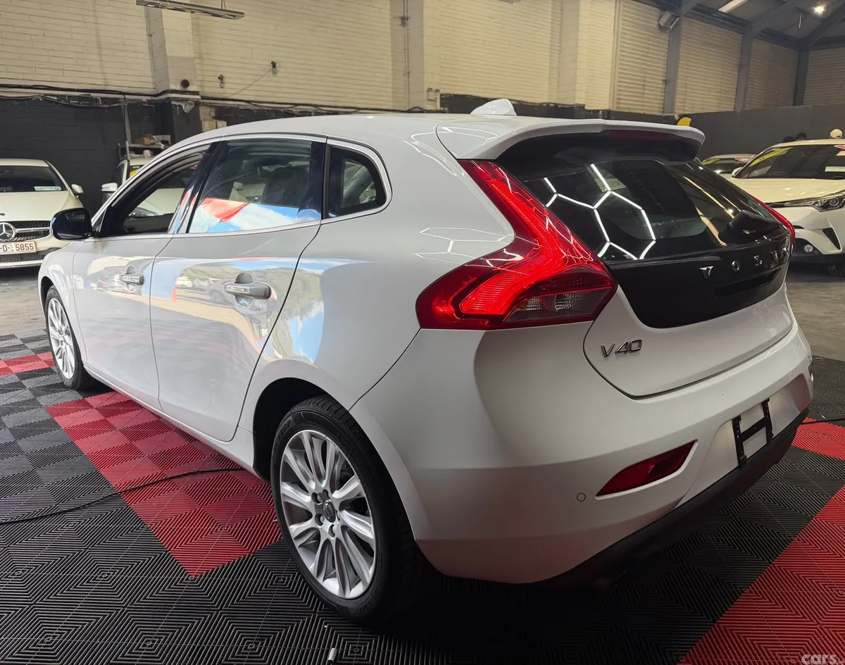 Volvo V40 Hatchback, Petrol, 2015, White