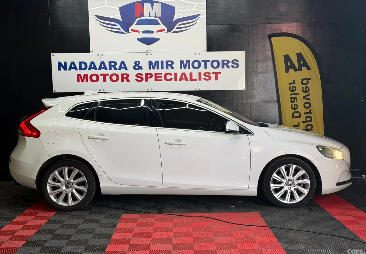 Volvo V40 Hatchback, Petrol, 2015, White