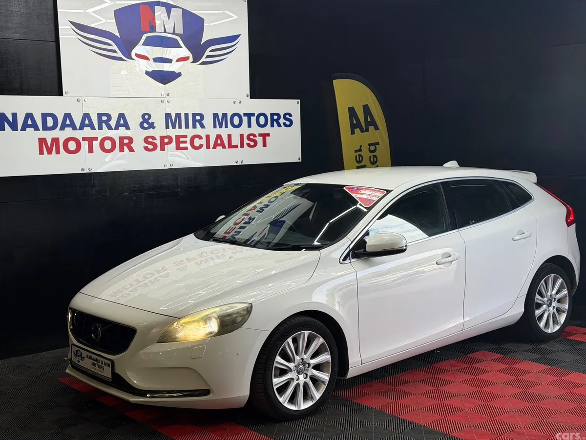Volvo V40 Hatchback, Petrol, 2015, White