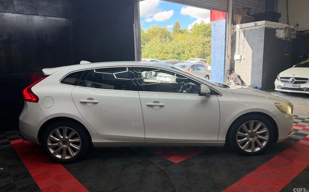 Volvo V40 Hatchback, Petrol, 2015, White