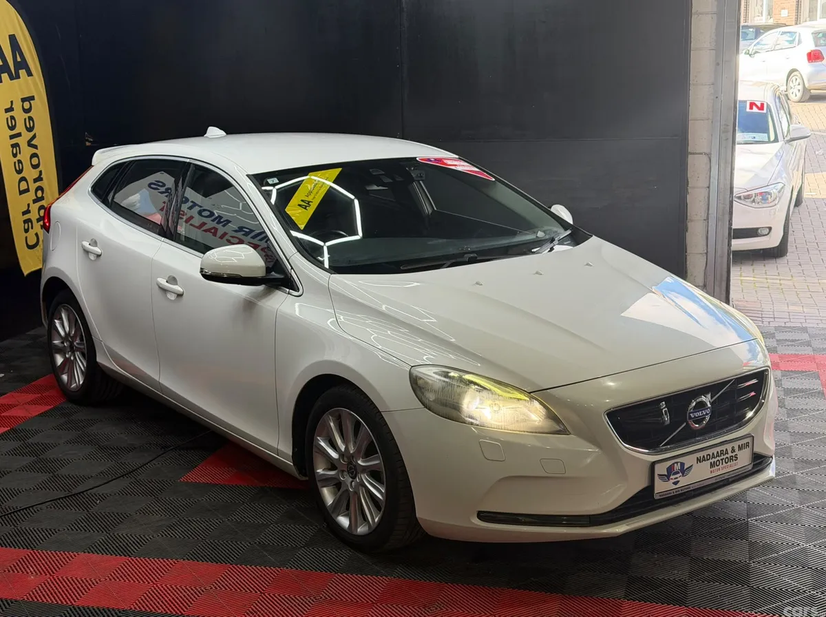 Volvo V40 Hatchback, Petrol, 2015, White