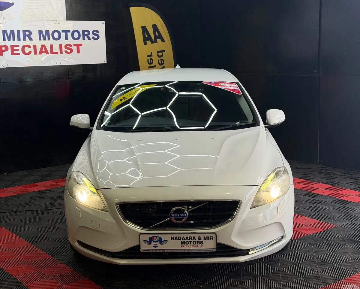 Volvo V40 Hatchback, Petrol, 2015, White