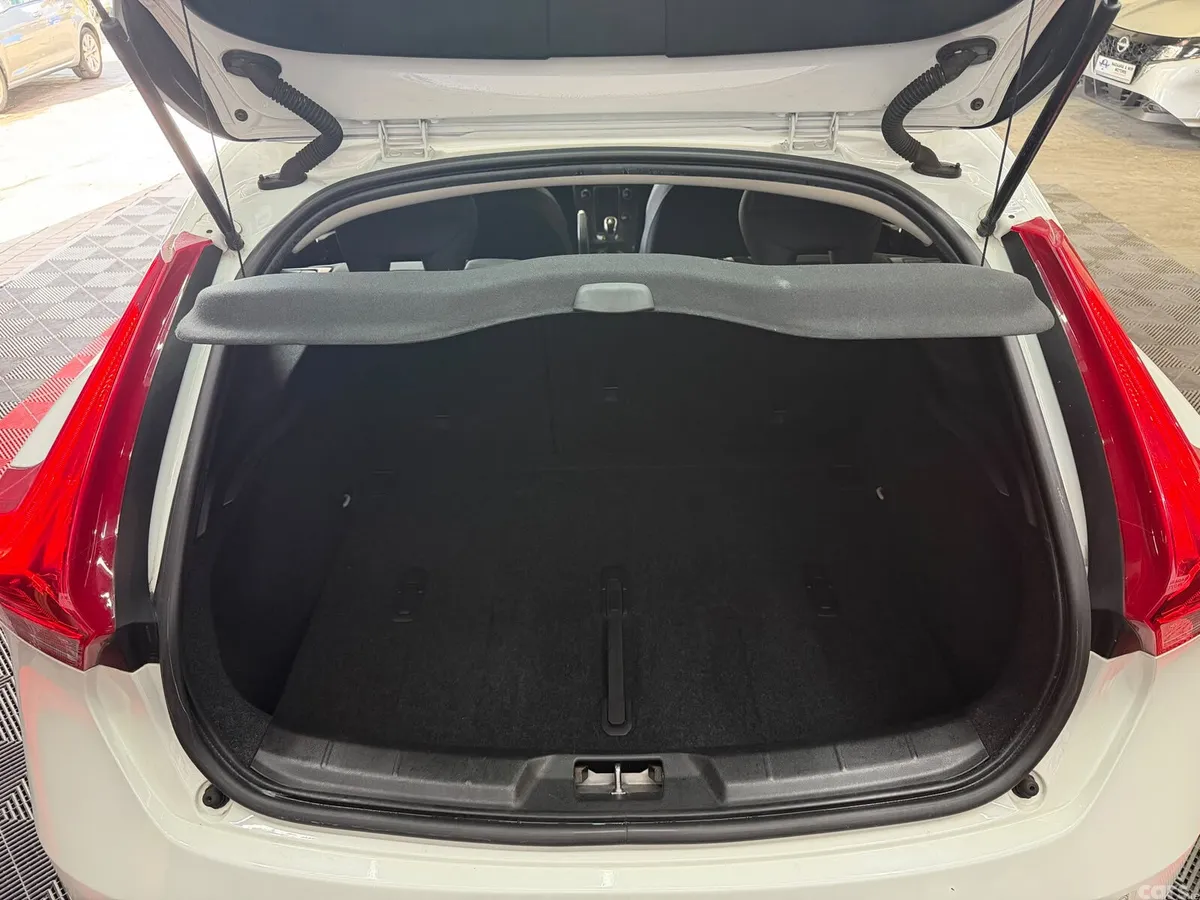 Volvo V40 Hatchback, Petrol, 2015, White