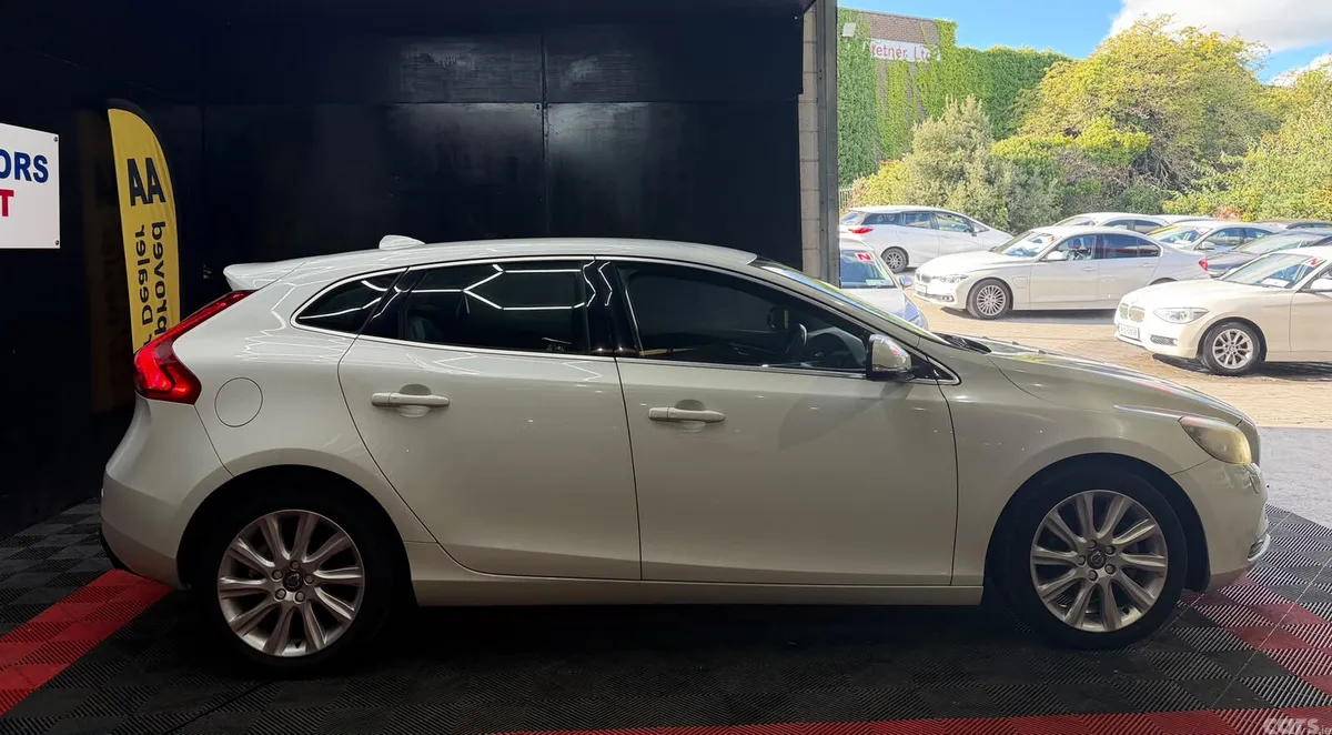 Volvo V40 Hatchback, Petrol, 2015, White