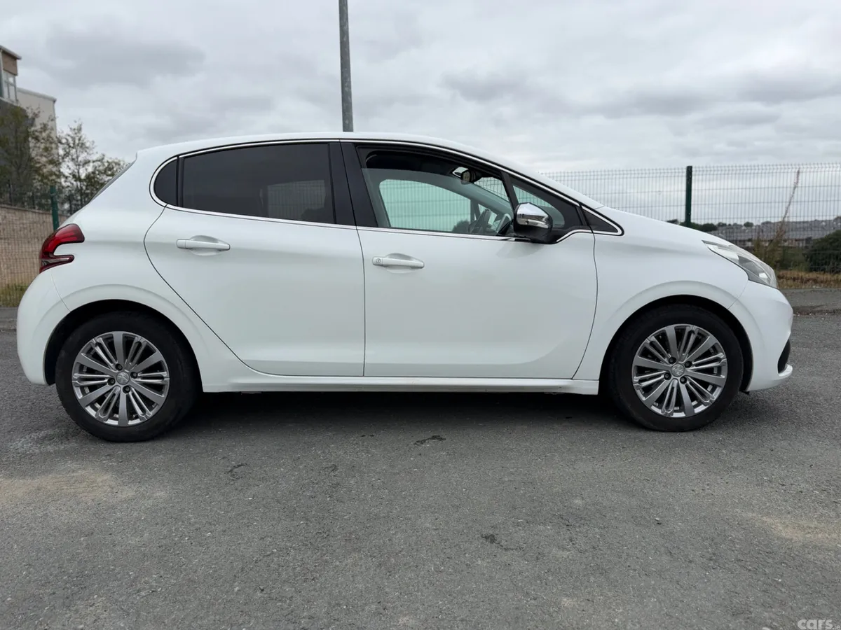 Peugeot 208 Hatchback, Petrol, 2017, White